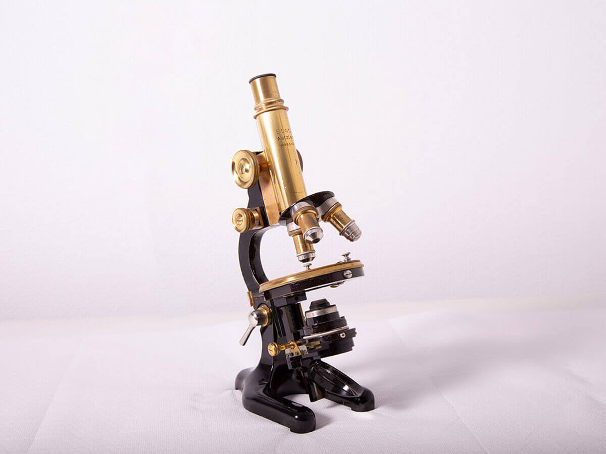 Praxis Froelich Mikroskop